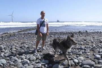 Familias con perros solicitan tener acceso con los animales a más playas/Canarias//Cober.